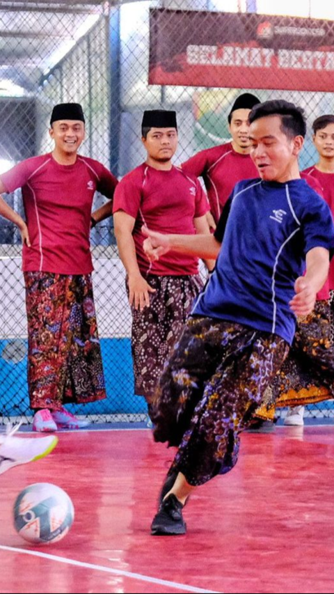 Gibran Pakai Jersey 'Samsul' & Sarungan Futsal Bareng Gus se-Jawa di Cirebon