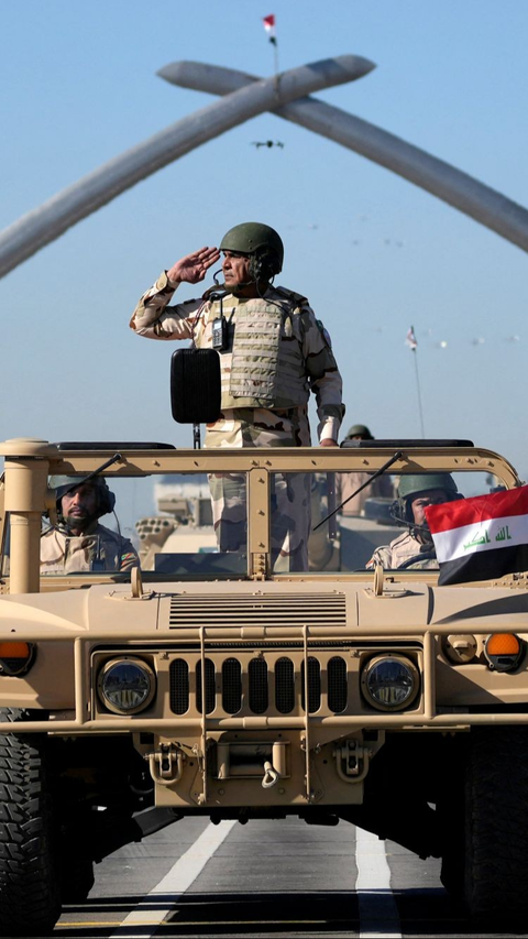 Tank tentara Irak hormat saat melewati kawasan landmark Victory Arch selama parade Hari Tentara di Bagdad, Irak, pada (6/1/2024).