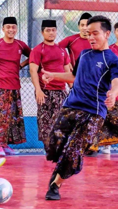 Gibran's Moment Playing Futsal Wearing Sarong and Samsul's Jersey, Netizens are Focused on His Legs Instead: I, the Shy Girl