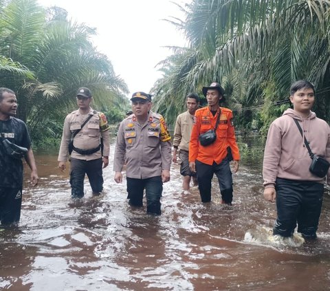 Kapolsek Mandau Basah-basahan Bawa Sembako ke Lokasi Banjir