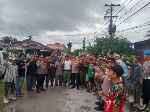 Kapolresta Pekanbaru Sosialisasi Pemilu saat Warga Gotong Royong, Bantu Lansia Tunawisma