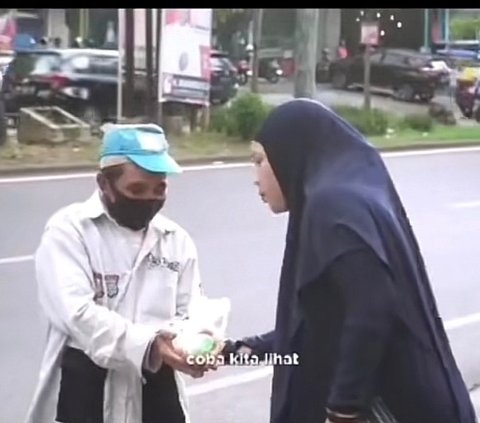 Viral Ibu-Ibu di Makassar Beri Hadiah Umrah ke Kakek Tukang Parkir yang Rajin Salat, Langsung Sujud Syukur Nangis Haru