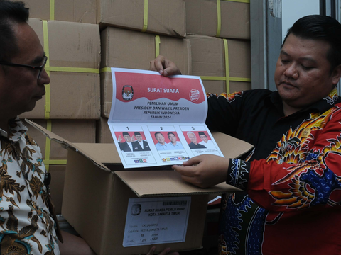 FOTO: Tiba di Gudang Logistik Pulogadung, Ini Penampakan Lembaran Surat Suara Capres dan Cawapres untuk Pemilu 2024
