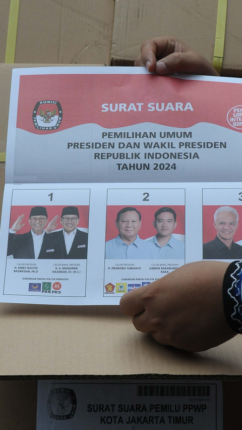 Untuk pasangan calon nomor urut 1, Anies Baswedan-Muhaimin Iskandar, terlihat menggunakan jas hitam dengan kemeja putih.<br>