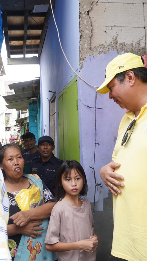 Blusukan ke Pemukiman Padat Cengkareng, Airlangga Cek Penerimaan Bansos Warga