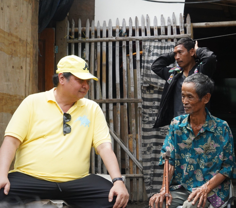 Blusukan ke Pemukiman Padat Cengkareng, Airlangga Cek Penerimaan Bansos Warga