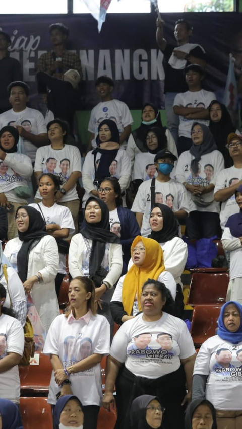 Persiapan para relawan saat menghadiri Apel Siaga Petugas Posko Pemenangan Prabowo-Gibran di Pemilu 2024.