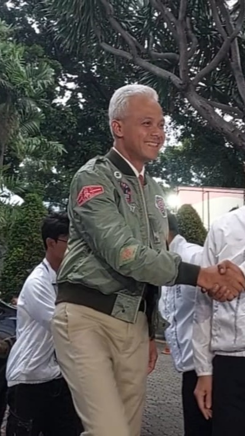 Jaket Bomber dan kemeja Army Look ala Top Gun yang digunakan Ganjar Pranowo ini seolah memberi nyawa tersendiri dalam debat yang membahas isu Pertahanan dan Keamanan. <br>