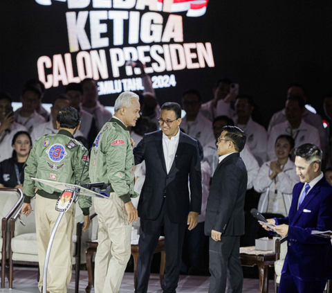 Debat Ketiga Capres 2024 dimulai dengan diikuti tiga calon presiden.<br><br>Pada pembukaan Debat Ketiga kali ini para calon presiden, Anies Baswedan, Prabowo Subianto dan Ganjar Pranowo saling menyapa dan mengumbar senyuman.