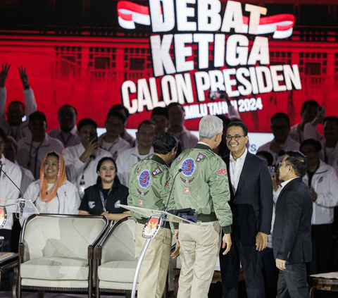 FOTO: Ekspresi Tiga Pasangan Calon Presiden Saling Sapa dan Umbar Senyuman saat Memulai Debat Ketiga Capres 2024