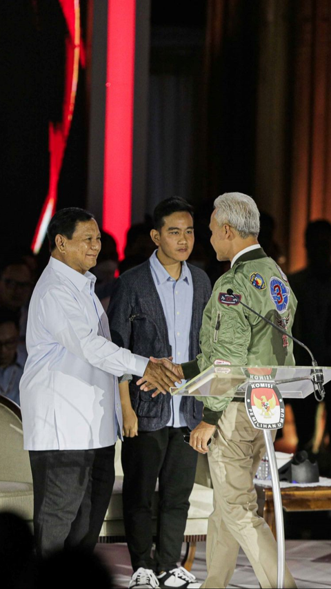 Dalam Debat Ketiga Capres 2024 yang berlangsung di Istora Senayan pada Minggu (7/1/2023) ini tiga capres dari nomor urut satu, dua dan tiga akan beradu gagasan.