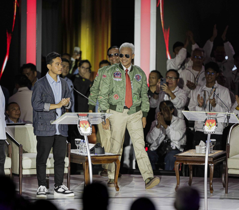 FOTO: Ekspresi Tiga Pasangan Calon Presiden Saling Sapa dan Umbar Senyuman saat Memulai Debat Ketiga Capres 2024