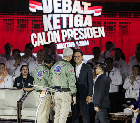 FOTO: Ekspresi Tiga Pasangan Calon Presiden Saling Sapa dan Umbar Senyuman saat Memulai Debat Ketiga Capres 2024