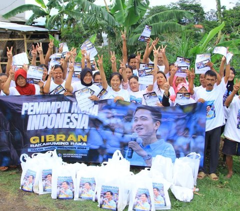 Relawan Mas Gibran Bagi-Bagi Sembako di Tiga Provinsi Berbeda