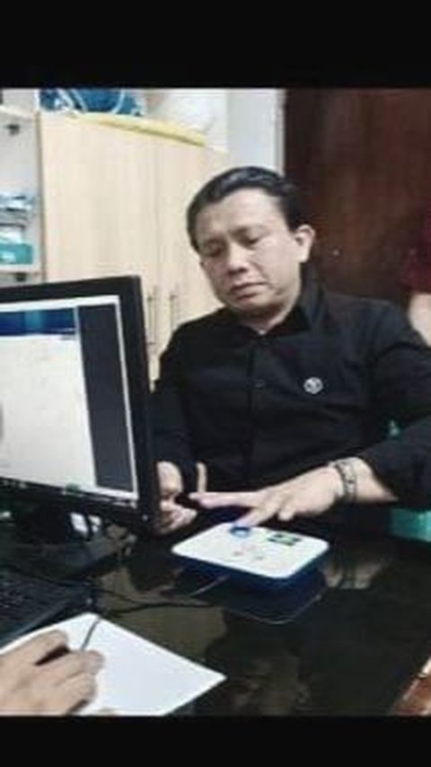 Pemilik akun TikTok putricandrawati_official pun membagikan foto-foto Ferdy Sambo saat di tahanan. <br>