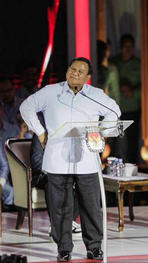 Momen Prabowo Pose Tolak Pinggang saat Anies Sentil Lahan di Debat Capres