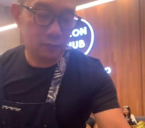 Tak Lagi Jadi Gubernur, Momen Ridwan Kamil saat Jadi Pelayan di Cafe Ini Viral