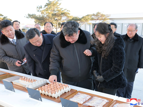 FOTO: Senangnya Kim Ju Ae, Putri Kim Jong Un Diajak Mengunjungi Peternakan Ayam Kwangchon