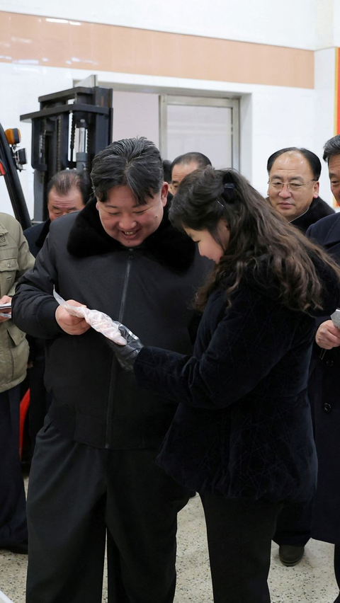 Kim Ju Ae juga terlihat antusias bersama sang ayah saat mengamati daging ayam fillet yang sudah dikemas dalam kemasan plastik di peternakan tersebut. <br>