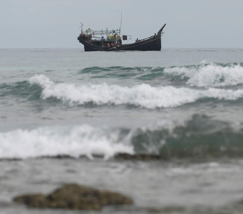 Ship Navigator Reveals 4 Reasons Why Rohingya Cannot Sail to Indonesia Using Wooden Boats