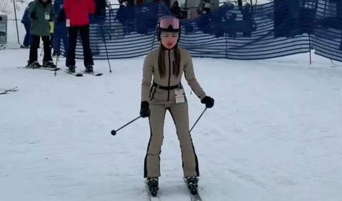 Penampilan Natasha Wilona saat main ski langsung mencuri perhatian. Potret cantiknya bikin salfok.<br>