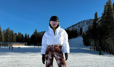 Saat mencoba snowboarding, Natasha Wilona juga memhgaku dirinya sempat belasan kali terjatuh.
