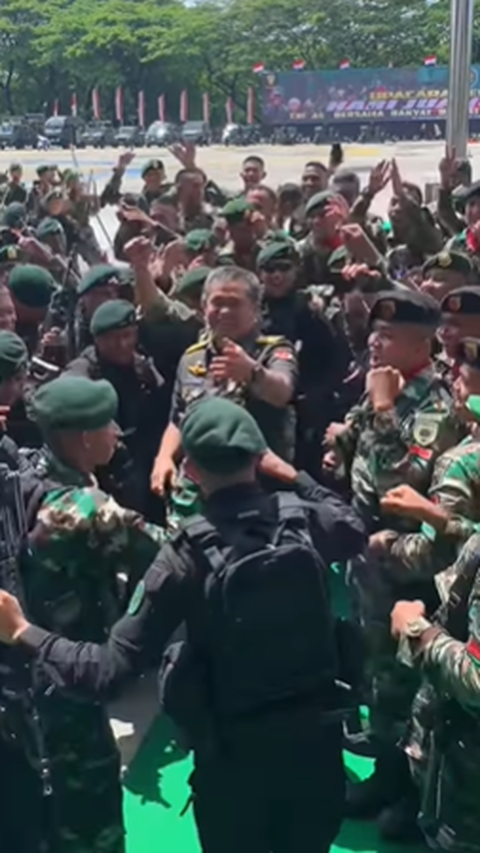 Momen Kedekatan Jenderal TNI Maruli Simanjuntak Bareng Prajurit Hasanuddin, Joget Asyik Beri Tos
