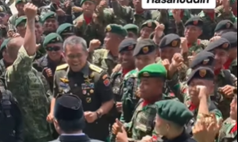 Momen Kedekatan Jenderal TNI Maruli Simanjuntak Bareng Prajurit Hasanuddin, Joget Asyik Beri Tos
