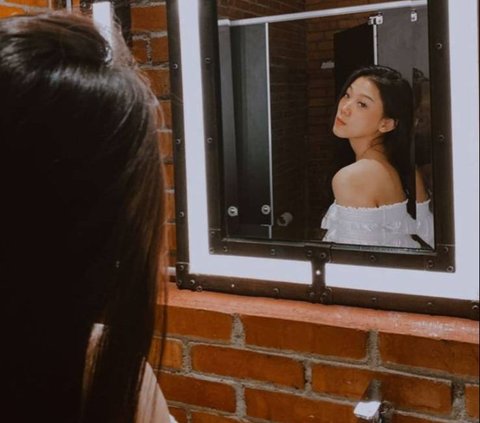 Potret Bella Damaika Tertangkap Kamera saat Bertugas, Netizen: Aslinya Ternyata Lebih Cantik