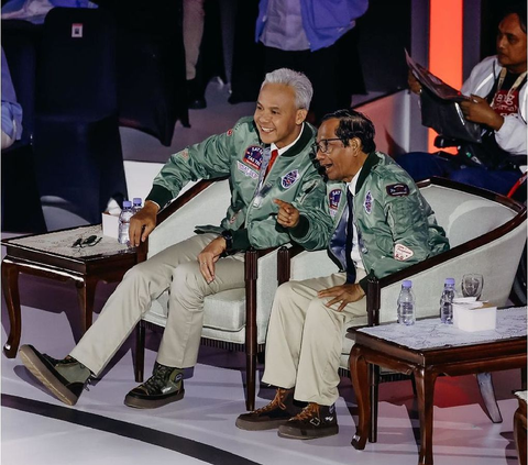 Meaning of Many Patches Attached to Top Gun-style Bomber Jacket of Ganjar-Mahfud