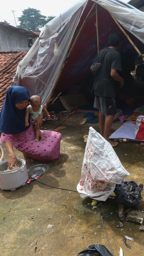 Tenda darurat tersebut memang sengaja mereka dirikan semenjak musim hujan di Jakarta.