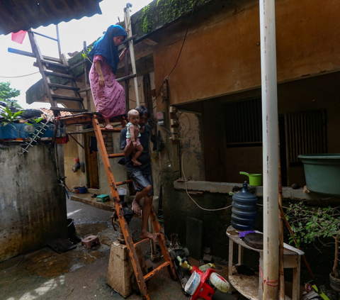 FOTO: Antisipasi Banjir Musiman, Warga Pejaten Timur Dirikan Tenda Darurat di Atas Rumah