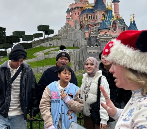 10 Portraits of Sule's Family Vacation with Mahalini at Disneyland Paris
