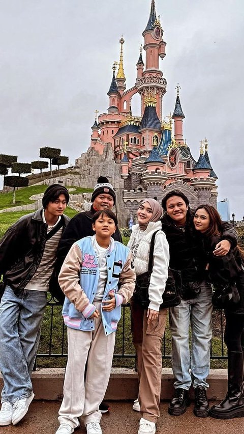 10 Portraits of Sule's Family Vacation with Mahalini at Disneyland Paris
