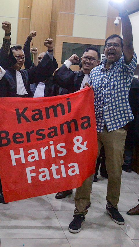 FOTO: Selebrasi Haris-Fatia Usai Hakim Vonis Bebas dari Kasus Pencemaran Nama Baik Luhut Panjaitan<br>