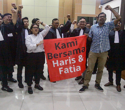 Haris Azhar dan Fatia Maulidiyanti bersama tim pengacara merayakan kebahagiannya usai majelis hakim memukul palu vonis bebas di Pengadilan Negeri Jakarta Timur, Jakarta, Senin (08/01/2023).