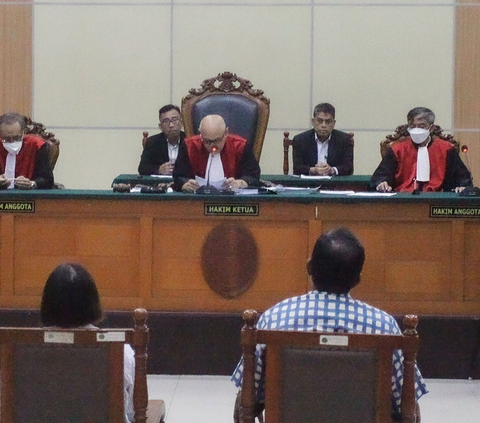 FOTO: Selebrasi Haris-Fatia Usai Hakim Vonis Bebas dari Kasus Pencemaran Nama Baik Luhut Panjaitan
