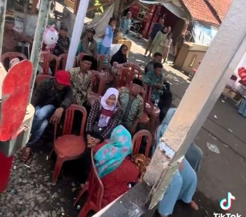 Viral, Masinis Ini Unggah Momen Kereta Langsiran Lewati Tenda Hajatan