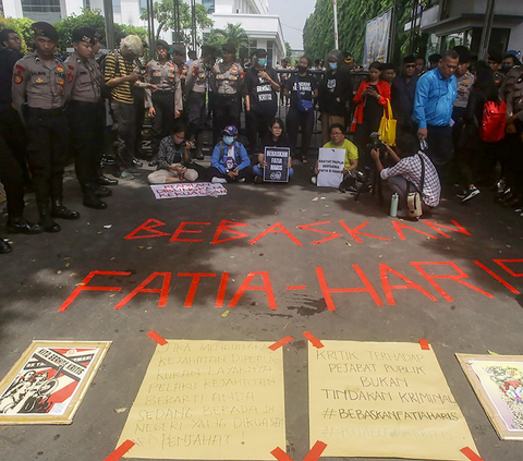 FOTO: Selebrasi Haris-Fatia Usai Hakim Vonis Bebas dari Kasus Pencemaran Nama Baik Luhut Panjaitan