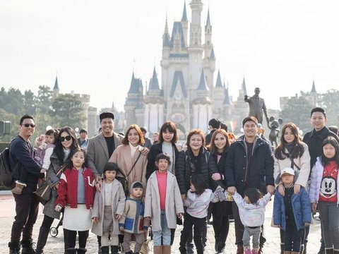 10 Momen Keseruan Chelsea Olivia dan Keluarga Jalan-jalan di Tokyo Disneyland, Potret Cantik Nastusha Bikin Salfok