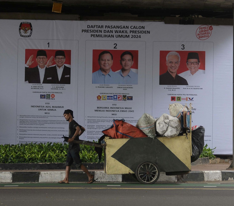 Sebuah spanduk surat suara Pilpres 2024 untuk presiden dan wakil presiden yang terpampang di (kolong flyover) Perempatan Kuningan-Mampang, Jakarta, Senin (8/1/2023).
