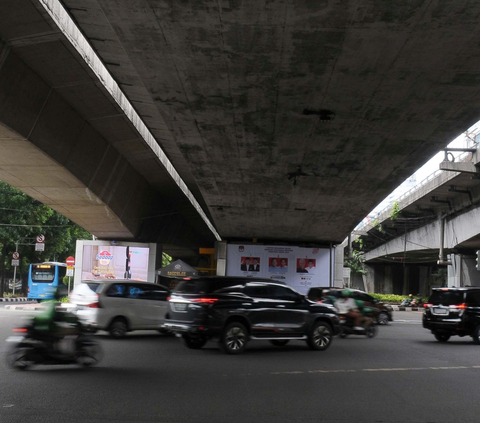 FOTO: Penampakan Surat Suara Pilpres 2024 Raksasa Hiasi Perempatan Kuningan-Mampang