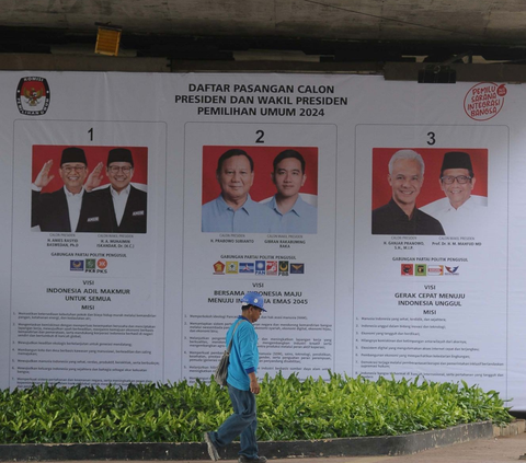 FOTO: Penampakan Surat Suara Pilpres 2024 Raksasa Hiasi Perempatan Kuningan-Mampang