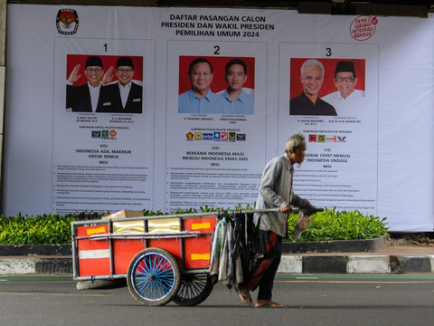 FOTO: Penampakan Surat Suara Pilpres 2024 Raksasa Hiasi Perempatan Kuningan-Mampang