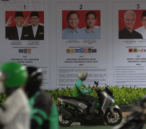 FOTO: Penampakan Surat Suara Pilpres 2024 Raksasa Hiasi Perempatan Kuningan-Mampang