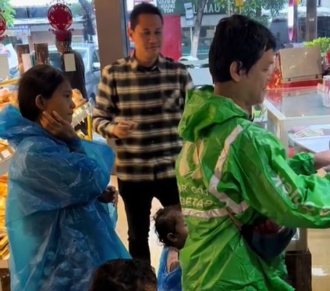 Traktir Anak Driver Ojol yang Ikut Ambil Orderan saat Hujan, Pria ini Banjir Doa Baik