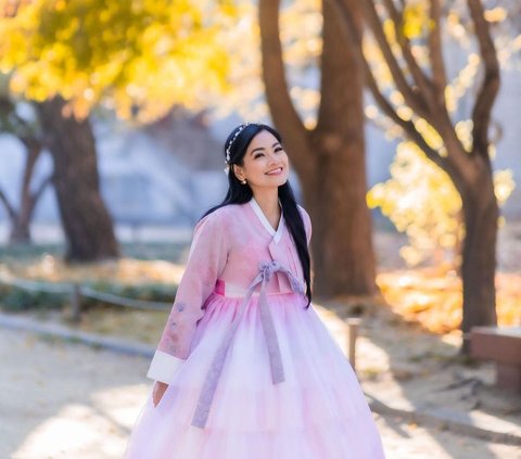 Titi Kamal and Fujianti Showcase Their Beauty Using Hanbok