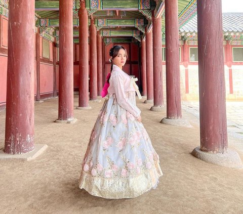 Titi Kamal and Fujianti Showcase Their Beauty Using Hanbok