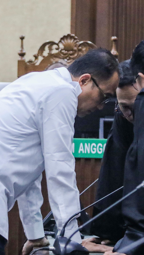 FOTO: Reaksi Wajah Rafael Alun Trisambodo yang Tertunduk Lesu Usai Divonis Hakim 14 Tahun Penjara