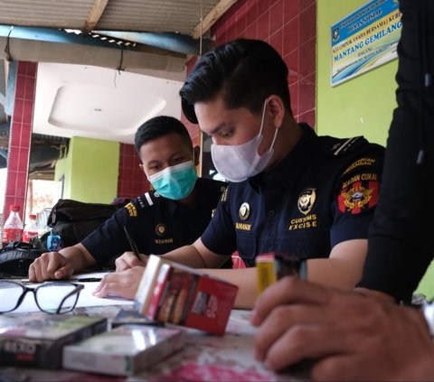 Lagi Patroli Darat, Bea Cukai Temukan 95 Ribu Rokok Ilegal dalam Paket Jasa Ekspedisi